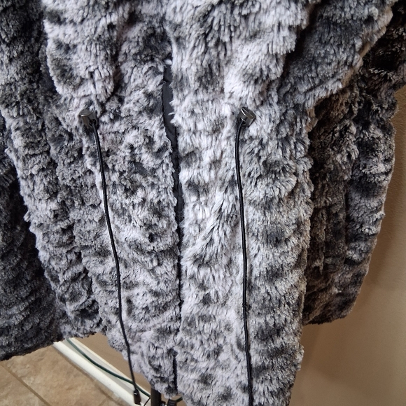 REVERSIBLE Gray Faux Fur Vest - Picture 7 of 16